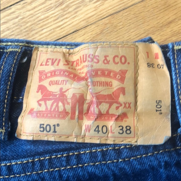 EUC Men’s Levi 501 40W x 38L - Picture 2 of 6